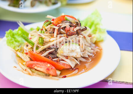 Som Tam Thai - grüner Papayasalat mit Erdnüssen. Stockfoto