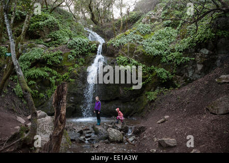 Mädchen genießen der Natur am Arroyo de San Jose Wasserfall, Novato, Kalifornien, USA Stockfoto