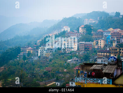 Eine Luftaufnahme des Sapa-Stadt, Vietnam, an einem regnerischen Tag. Stockfoto