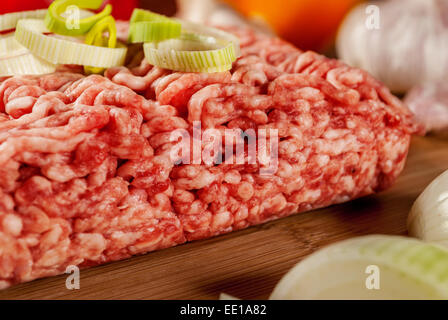 Hackfleisch mit Gemüse auf Holzplatte Stockfoto