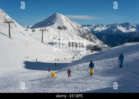 Wintersport-Region Silvretta Arena Ischgl-Samnaun, Restaurant Saalas und Seilbahnstationen hinter großen Seilbahnstation Stockfoto