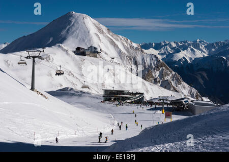 Wintersport-Region Silvretta Arena Ischgl-Samnaun, Restaurant Saalas und Seilbahnstationen hinter großen Seilbahnstation Stockfoto