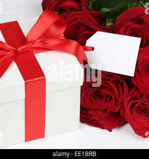 Geschenkbox mit leeren Tag und Exemplar für Geburtstag, Valentinstag oder Muttertag Tag Stockfoto