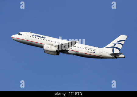 Barcelona, Spanien - 12. Dezember 2014: Ein Aegean Airlines Airbus A320 Flugzeug mit der Registrierung SX-DVH ausziehen aus befind Stockfoto