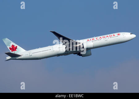 Frankfurt, Deutschland - 17. September 2014: An Air Canada Boeing 777 aus Frankfurt International Airport (FRA) ausziehen. Luft kann Stockfoto