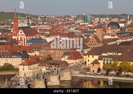 Überblick über Würzburg mit die alte Mainbrücke, Augustinerkirche, Kollegiatstift Neumünster, Grafeneckart Rathaus und Stockfoto