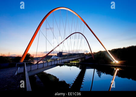 Beleuchtete Doppelbogen Brücke über den Rhein-Herne-Kanal, Nordsternpark, ehemaligen Nordstern Zeche, Gelsenkirchen Stockfoto