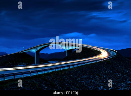 Verkehr auf Storseisundbrua, Storseisundet Brücke, Teil der Atlantikstraße, Atlanterhavsveien, Møre Og Romsdal, Norwegen Stockfoto