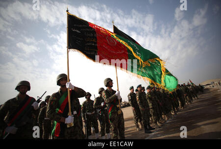 Helmand, Afghanistan. 12. Januar 2015. Soldaten der afghanischen Armee halten der afghanischen nationalen Flagge während einer Zeremonie markiert das Ende der Sicherheit Übergang von der NATO geführten Truppen an afghanische Armee im Bezirk Gereshk in der südlichen Provinz Helmand, Afghanistan, 12. Januar 2015. © Ahmad Massoud/Xinhua/Alamy Live-Nachrichten Stockfoto