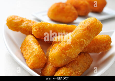 einige Schalen mit Fischstäbchen und Kroketten serviert als Vorspeise Stockfoto