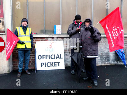 London, UK. 13. Januar 2015. Busfahrer und andere Gewerkschaftsmitglieder richten Sie einen Streikposten außerhalb Stockwell Busbahnhof Credit: Nelson Pereira/Alamy Live News Stockfoto