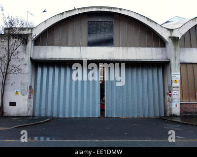 London, UK. 13. Januar 2015. Busfahrer und andere Gewerkschaftsmitglieder richten Sie einen Streikposten außerhalb Stockwell Busbahnhof Credit: Nelson Pereira/Alamy Live News Stockfoto