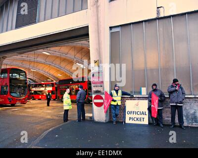 London, UK. 13. Januar 2015. Busfahrer und andere Gewerkschaftsmitglieder richten Sie einen Streikposten außerhalb Stockwell Busbahnhof Credit: Nelson Pereira/Alamy Live News Stockfoto