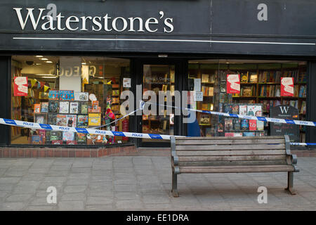 Blackpool, Lancashire, UK. 13. Januar 2015. Einer Frau geglaubt, um in den Siebzigern stirbt an einem Schild am Waterstones Buchladen in Bank Hey Street Blackpool reduzieren. Bildnachweis: Gary Telford/Alamy Live News Stockfoto