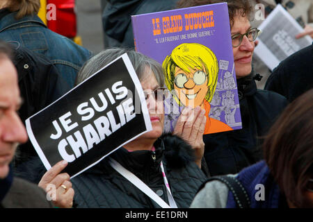 Ein öffentliches Zeichen der Solidarität am Plaza del Sol in Madrid am 11. Januar 2015 und Protest gegen drei Tage des Blutvergießens, ausgelöst durch einen Angriff auf die französische satirische Wochenzeitung Charlie Hebdo hinterlassen, die 12 Toten/Picture-alliance Stockfoto