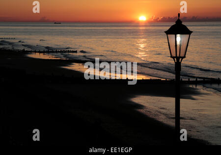 Sonnenuntergang über der Nordsee angesehen von der Promenade Piste bei Cromer, Norfolk, Großbritannien. Stockfoto