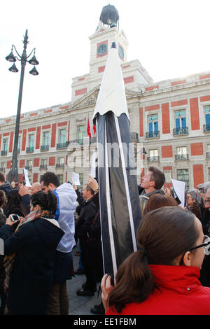 Ein öffentliches Zeichen der Solidarität am Plaza del Sol in Madrid am 11. Januar 2015 und Protest gegen drei Tage des Blutvergießens, ausgelöst durch einen Angriff auf die französische satirische Wochenzeitung Charlie Hebdo hinterlassen, die 12 Toten/Picture-alliance Stockfoto