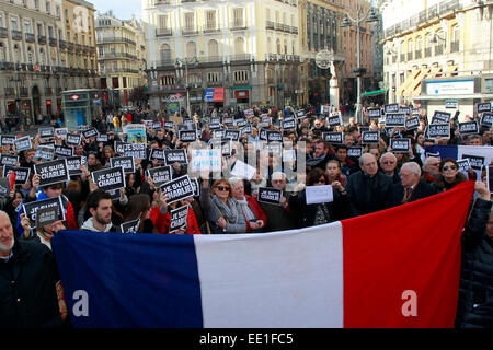 Ein öffentliches Zeichen der Solidarität am Plaza del Sol in Madrid am 11. Januar 2015 und Protest gegen drei Tage des Blutvergießens, ausgelöst durch einen Angriff auf die französische satirische Wochenzeitung Charlie Hebdo hinterlassen, die 12 Toten/Picture-alliance Stockfoto