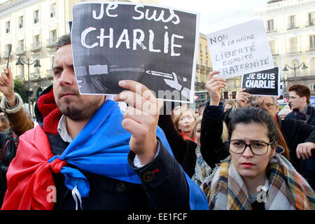 Ein öffentliches Zeichen der Solidarität am Plaza del Sol in Madrid am 11. Januar 2015 und Protest gegen drei Tage des Blutvergießens, ausgelöst durch einen Angriff auf die französische satirische Wochenzeitung Charlie Hebdo hinterlassen, die 12 Toten/Picture-alliance Stockfoto