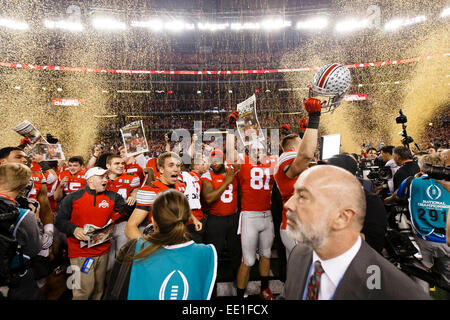 Arlington, Texas, USA. 12. Januar 2015. Ohio State Buckeyes Spieler feiern nach dem Gewinn der College Football Playoff National Championship Spiel zwischen den Ohio State Buckeyes und Oregon Ducks im AT&T Stadium in Arlington, Texas. Die Buckeyes besiegte die Enten 42-20. © Csm/Alamy Live-Nachrichten Stockfoto