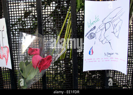 Französische Botschaft in Madrid mit Bleistiften, pens.posters. über französische Zeitschrift Charlie Hebdo Terrorismus Angriff an der französischen Botschaft in Madrid am Januar 11, 2015/Bild Allianz Stockfoto