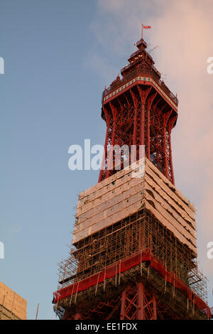 Blackpool, Lancashire, UK. 13. Januar 2015. 13. Januar 2015; Das Gerüst, die das Aussehen des ikonischen Blackpool Tower verschandelt hat bis zum Ende dieses Jahres Credit entfernt werden soll: Gary Telford/Alamy live-Nachrichten Stockfoto