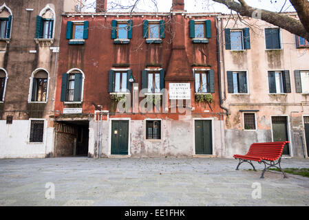 Roten Holzbank auf einem Platz in Venedig Stockfoto