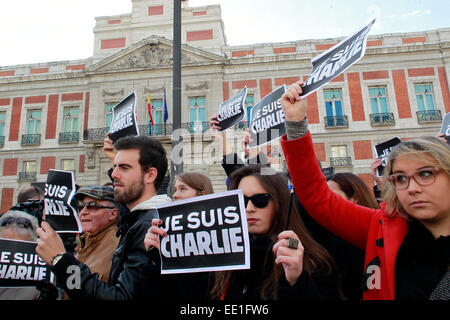 Ein öffentliches Zeichen der Solidarität am Plaza del Sol in Madrid am 11. Januar 2015 und Protest gegen drei Tage des Blutvergießens, ausgelöst durch einen Angriff auf die französische satirische Wochenzeitung Charlie Hebdo hinterlassen, die 12 Toten/Picture-alliance Stockfoto