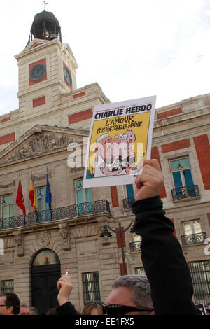 Ein öffentliches Zeichen der Solidarität am Plaza del Sol in Madrid am 11. Januar 2015 und Protest gegen drei Tage des Blutvergießens, ausgelöst durch einen Angriff auf die französische satirische Wochenzeitung Charlie Hebdo hinterlassen, die 12 Toten/Picture-alliance Stockfoto