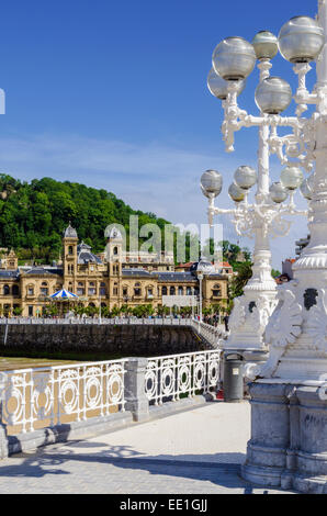 Verzierte Lampen entlang der La Concha promenade vor Rathaus, San Sebastian, Gipuzkoa, Spanien Stockfoto