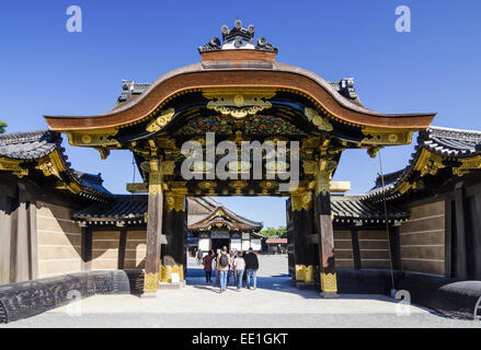 Touristen, die zu Fuß durch die Karamon Tor, Nijo Burg, Kyoto, Kansai, Japan Stockfoto