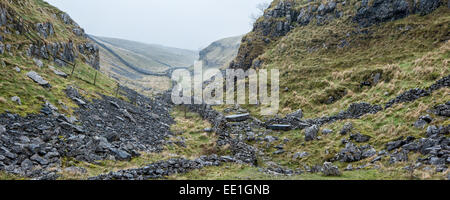 Panoramablick-Landschaft entlang der nebligen Gebirgspass im Herbst Stockfoto