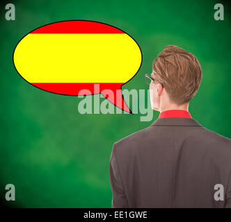Junger Geschäftsmann Spanischkenntnisse auf Schule-Brett-Hintergrund Stockfoto