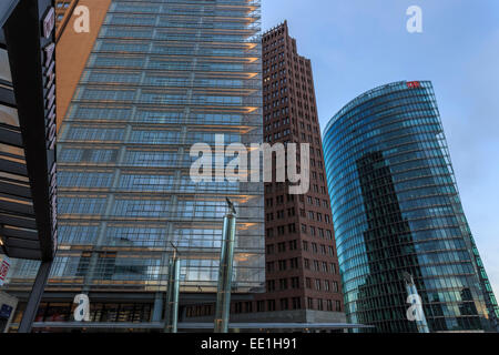 Modernes Design, high-Rise Bürohaus und Bahnhof, am frühen Morgen, Potsdamer Platz, Berlin, Deutschland, Europa Stockfoto