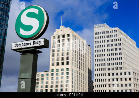 S-Bahn-u-Bahn-Zeichen und das Beisheim Center Ritz-Carlton und Marriott Hotels, Potsdamer Platz, Berlin, Deutschland, Europa Stockfoto