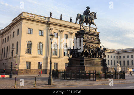 Equestrian Statue Friedrichs des großen und Humboldt-Universität, Unter Den Linden, historische Mitte, Berlin, Deutschland, Europa Stockfoto