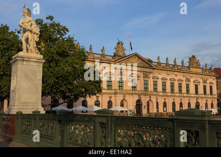 Schmiedeeiserne Geländer, Schlossbrücke (Schlossbrucke) und deutschen historischen Museum, Museumsinsel, Berlin, Deutschland, Europa Stockfoto