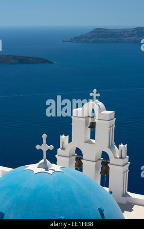 Eine blaue Kuppel griechisch-orthodoxe Kirche mit Blick auf das Meer in Firostefani, Santorin, die Kykladen, Ägäis, griechische Inseln Stockfoto