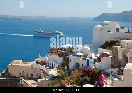 Ein großes Kreuzfahrtschiff aus der Insel Santorin, die Kykladen, griechische Inseln, Griechenland, Europa Stockfoto