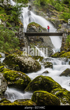 Slow-Shutter Geschwindigkeit seidige Wasser von Olden Fluss und Brücke wie es strömt entlang Briksdalen, Olden, Nordfjord, Norwegen, Skandinavien Stockfoto