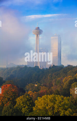 Nebel von Horseshoe Falls wirbeln vor Skylon Tower im Morgengrauen, Niagara Falls, Niagara, Ontario, Kanada, Nordamerika Stockfoto