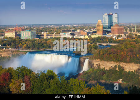 Blick auf die amerikanische und Bridal Veil Falls, Niagara Falls, Niagara, die Grenze des Staates New York und Ontario, Kanada, Nordamerika Stockfoto