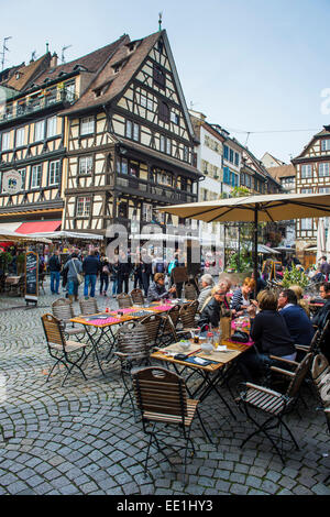 Straßencafé auf Rue du Maroquin, Straßburg, Elsass, Frankreich, Europa Stockfoto