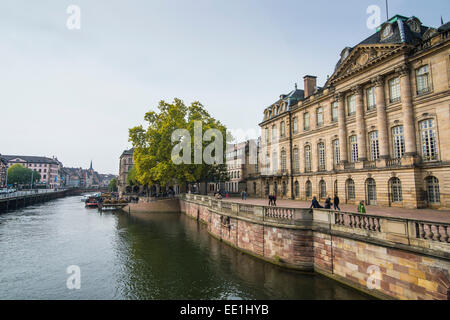 Häuser entlang dem Fluss Ill, Straßburg, Elsass, Frankreich, Europa Stockfoto