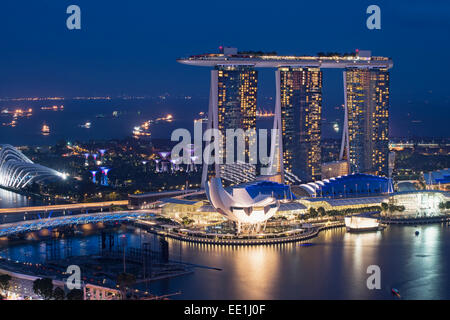 Marina Bay Sands Hotel und Wissenschaftsmuseum in der Nacht, Singapur, Südostasien, Asien Stockfoto