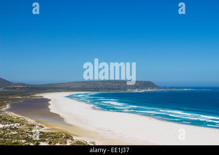 Noordhoek Strand an einem klaren Tag mit weißen Sandstrand Stockfoto