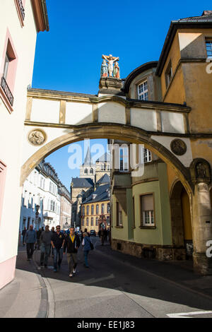 Straße zur Kirche unserer lieben Frau (Liebfrauenkirche), UNESCO, Trier, Moseltal, Rheinland-Pfalz, Deutschland Stockfoto