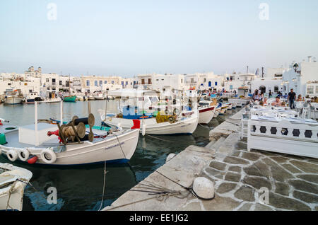 Sonnenuntergang Tabellen entlang der Uferpromenade Taverne Naoussa Stadt, Insel Paros, Kykladen, Griechenland Stockfoto