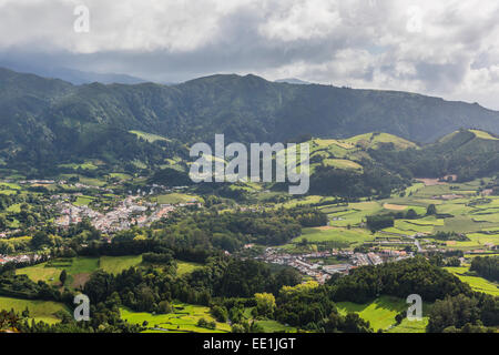 Furnas Tal, ein Ort der sprudelnde Thermalquellen und Fumarolen auf den Azoren Hauptstadt Insel Sao Miguel, Azoren, Portugal Stockfoto