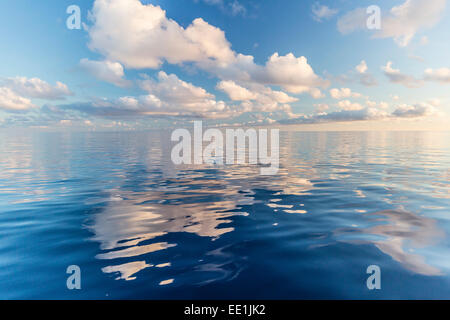 Reflektierte Wolken bei ruhiger See in der Nähe von der Insel Deserta Grande, in die Ilhas Desertas, in der Nähe von Funchal, Madeira, Portugal Stockfoto